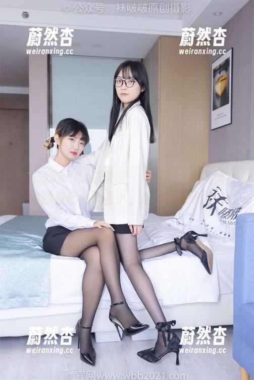 BoBoSocks袜啵啵-泡芙 BoBoSocks袜啵啵 - 泡芙的最新写真,她的板鞋个头虽小,造型却挺吸引的