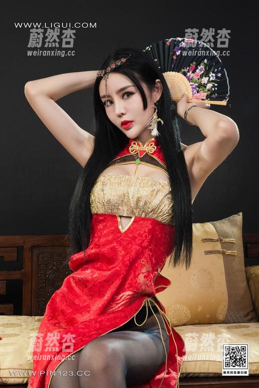 Ligui丽柜-安安 Ligui丽柜 - 请允许我推荐:安安的最新长腿合集,这裤子穿的......好像不太简单?