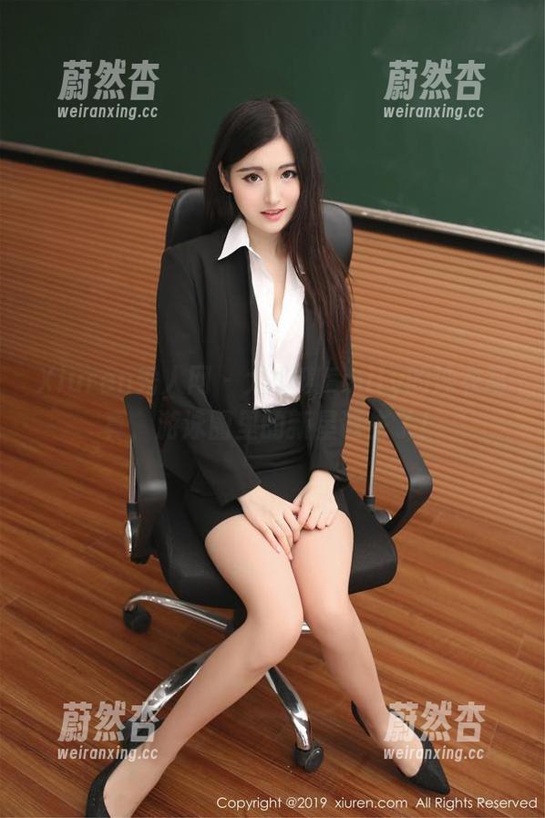 Xiuren秀人网-大琪琪Emily Xiuren秀人网 - 大琪琪Emily的泳衣写真,游泳圈里的新星诞生了!
