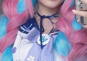 看roroki骷髅姬的高清浴室套图,顺便欣赏一下水珠在她身上“游泳”。