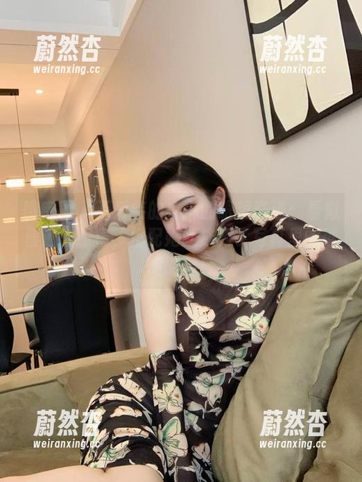 微密圈 - 不爱笑的赛琳的眼镜奇遇：看似普通的眼镜，搭配她就成为了写真里的璀璨明星！