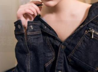 头条女神 - 看到李丽莎的吊带,心中只有无圣光跟套图的思考,哈哈。