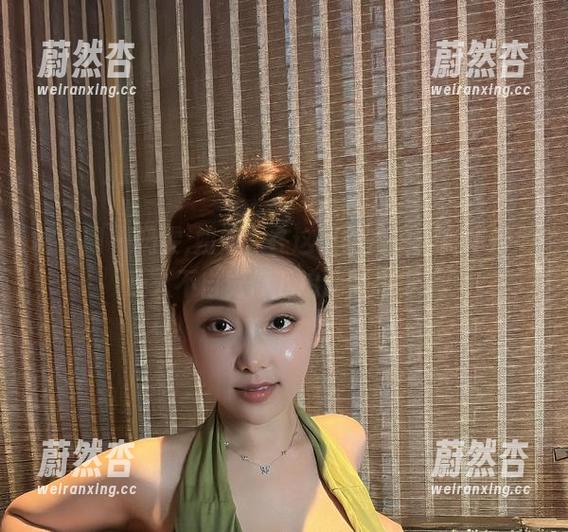 奶雯 微密圈 - 奶雯,姐姐,在这组图片中,她巧妙地让人不自觉停下追逐的脚步。