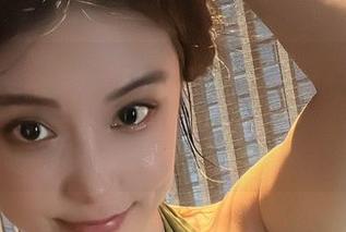 微密圈 - 婶婶都说好：奶雯的白衬衣与红内内是知性与可爱的完美搭配，福利原图奉上！