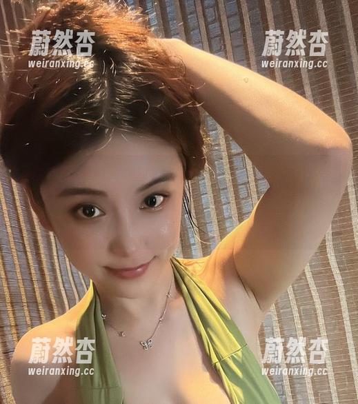 奶雯 微密圈 - 婶婶都说好:奶雯的白衬衣与红内内是知性与可爱的完美搭配,福利原图奉上!