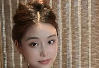 微密圈 - 咳咳，奶雯的毛衣图包不精致，但她的那种随性让我不自觉想多看几遍。