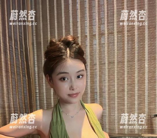 奶雯 微密圈 - 咳咳,奶雯的毛衣图包不精致,但她的那种随性让我不自觉想多看几遍。