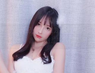 小小奶瓶儿与短裙的搭配，能否成为我的穿搭启示录？这张图片我就不放过啦！