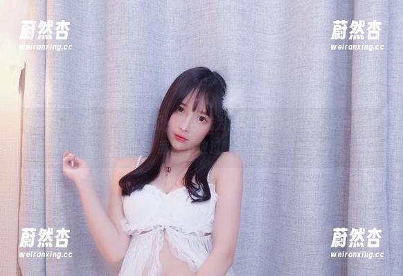 小小奶瓶儿 小小奶瓶儿与短裙的搭配,能否成为我的穿搭启示录?这张图片我就不放过啦!