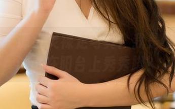 尤蜜荟 - 谭小灵裸足写真：我是不是也该试试在阳台上秀秀脚？