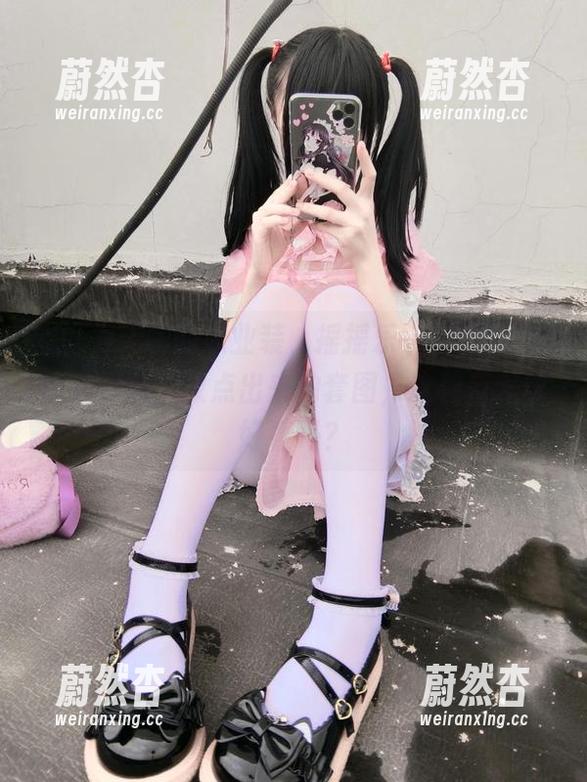 摇摇乐yoyo 本以为无聊的职业装,摇摇乐yoyo用cos水晶包裹,妆点出来的套图,这种反差球好看吗?