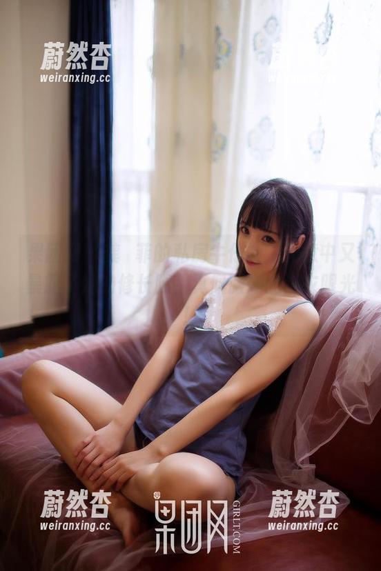 果团网 - 龚玥菲的私房牛仔裤，无意中又暴露了她的修长腿，真佩服她的选衣眼光！