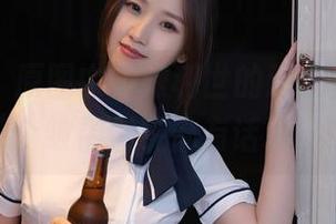 秀人网 - 原图中抖娘利世的连衣裙,每一个皱褶似乎都有话说。