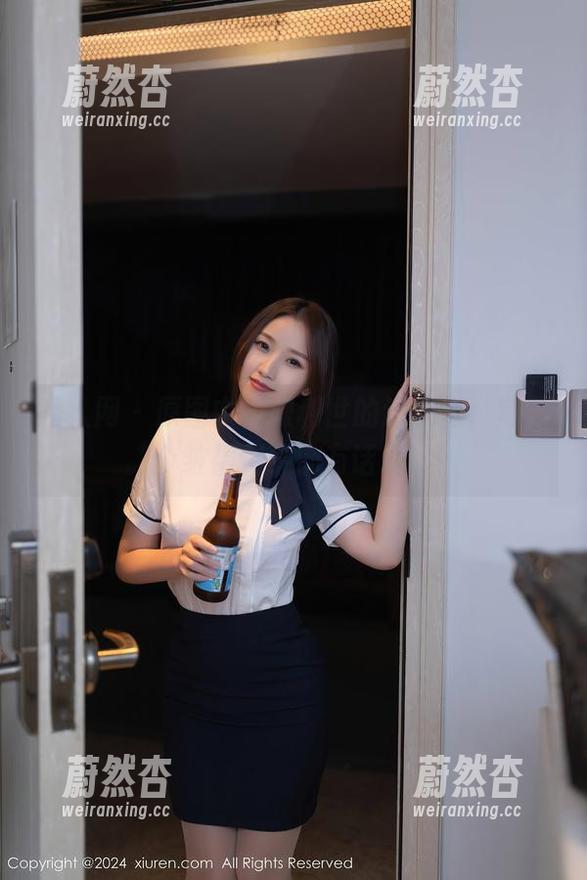 秀人网-抖娘利世 秀人网 - 原图中抖娘利世的连衣裙,每一个皱褶似乎都有话说。