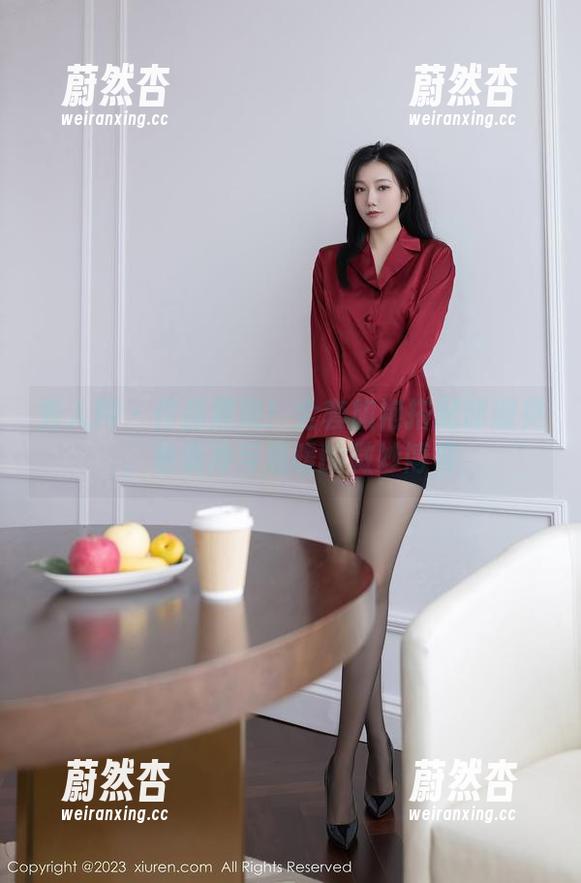 秀人网-邱淑贝 秀人网 - 作品展现!全套旗袍搭配邱淑贝,看清冷与温暖的微妙博弈