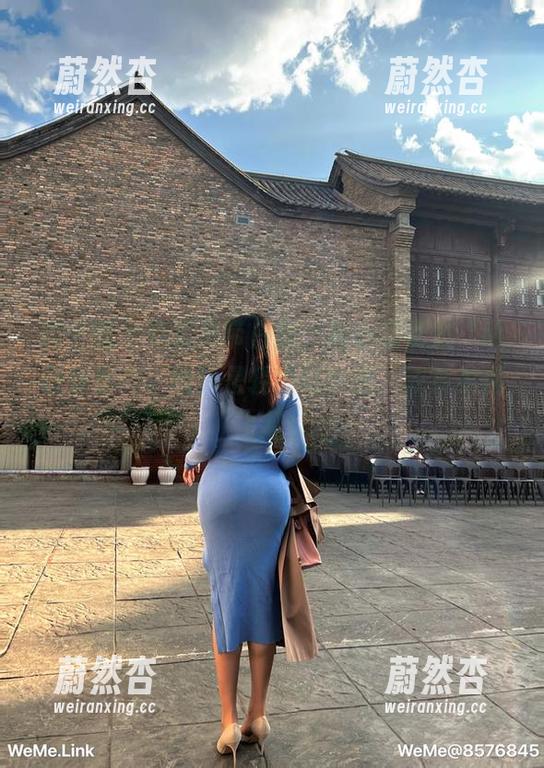 微密圈 - 这套吊带白丝，童小芯说是“随便穿穿”。我只是轻轻打个光，效果美到飞起！