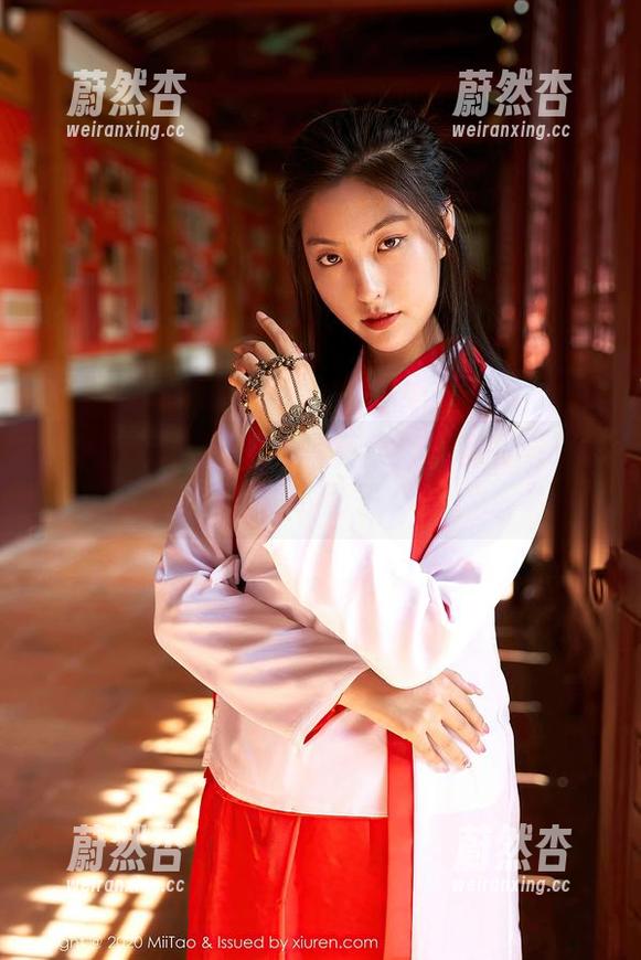 蜜桃社-Rola 蜜桃社 - Rola最新写真集:当秘书与现实投下影子