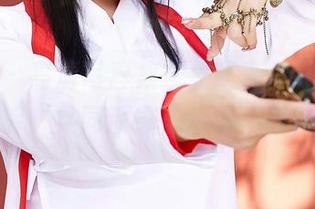 蜜桃社 - 高清写真集，吴凯莉Kelly和她的牛仔裤，共同演绎了一场“拉扯”的戏