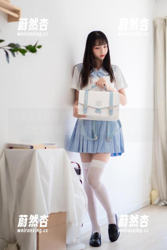 西瓜少女 西瓜少女的睡衣美图,简单又好看,但其实我更想聊西瓜的事情,好吃呀!