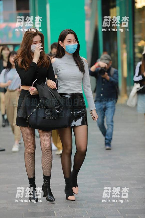 魔镜街拍为你带来的白色吊带肉丝美丽景象，琶醍轻轨合集早已准备好下载！