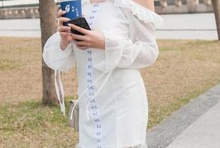 魔镜街拍最新套图：我朋友说这女上司的眼神很危险。
