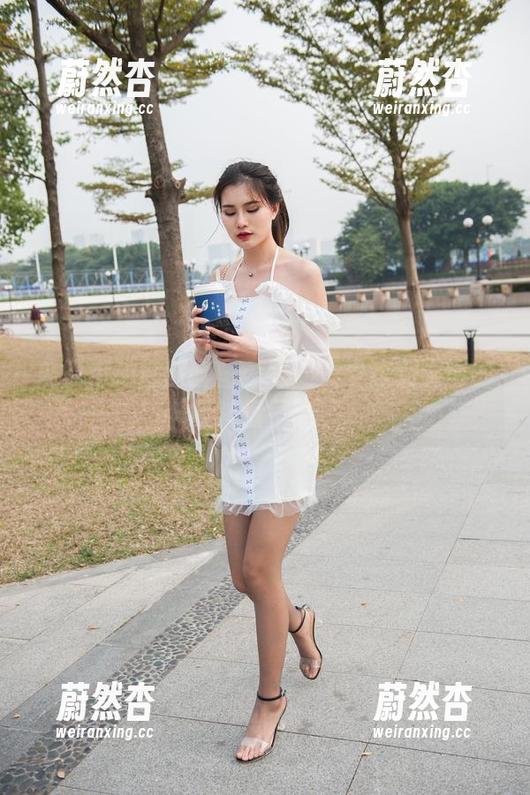 魔镜街拍最新套图：我朋友说这女上司的眼神很危险。
