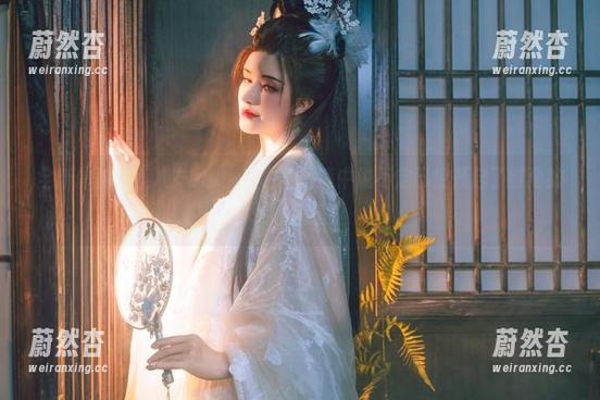 全新体验！鹿八岁baby在白裙写真中说不定已经开启了时尚的另一扇窗！